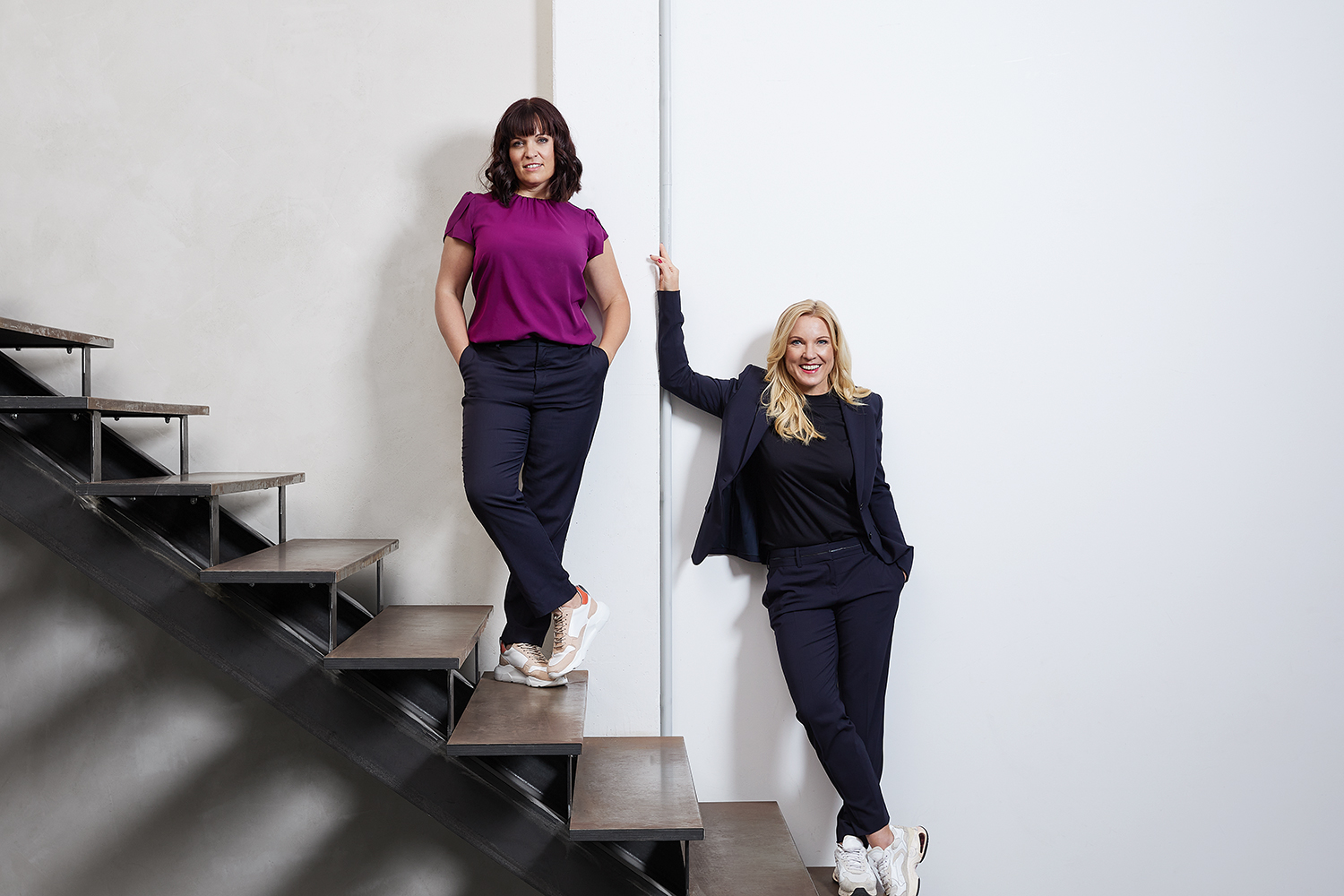 conny hoerl and katja ruhnke post on a modern staircase in front of a white wall at ck workspace unterschleissheim