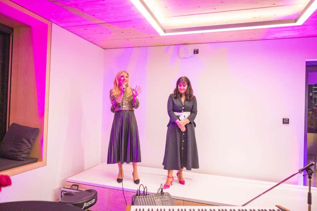 conny hoerl und katja ruhnke auf der buehne bei einem event im ck workspace veranstaltungsort in der naehe von muenchen