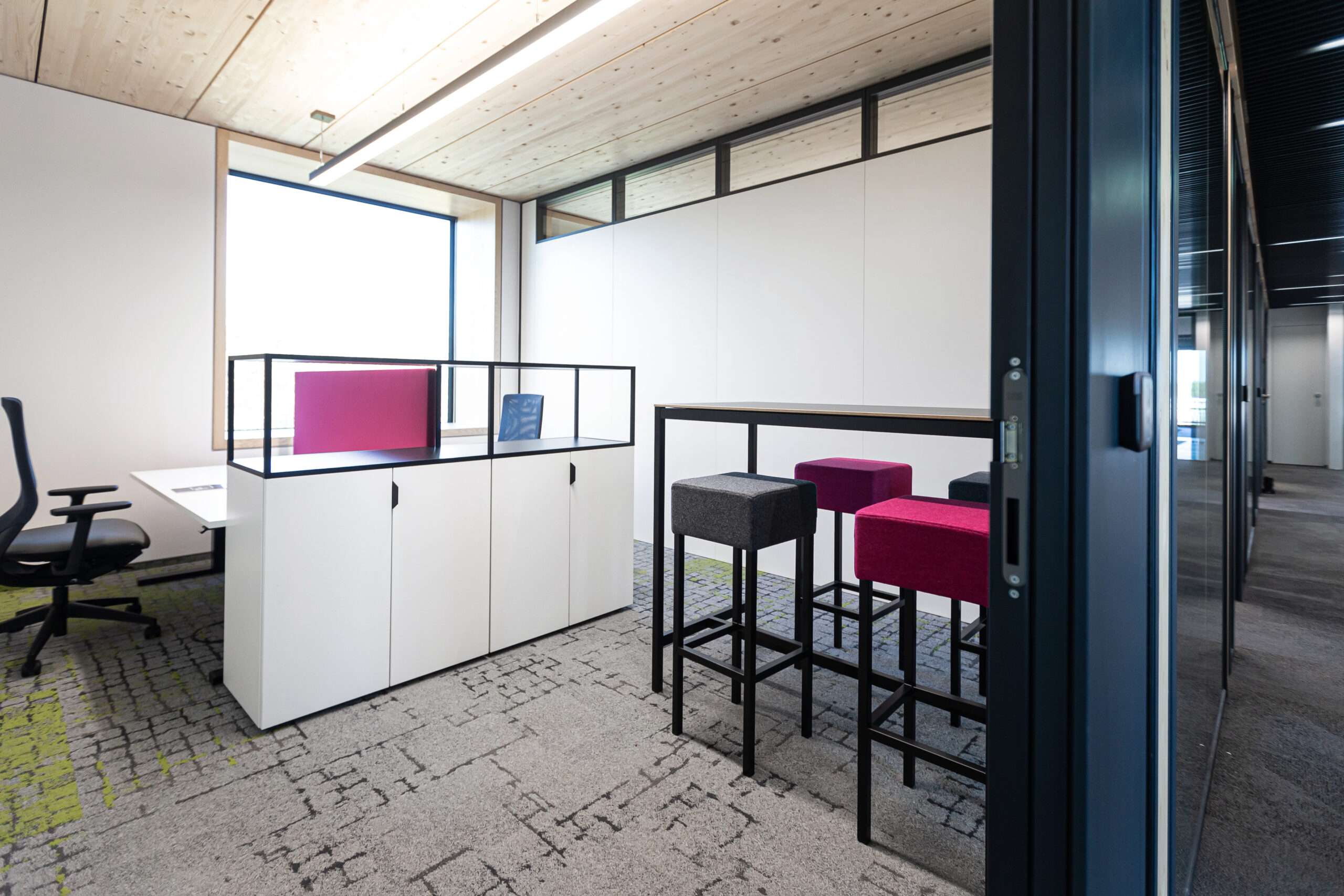 privatbuero fuer 2 personen mit hochtisch und barhockern im ck workspace in unterschleissheim bei muenchen