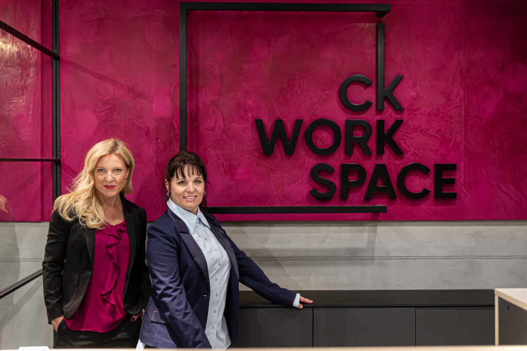 Conny und Katja am empfang vom ck workspace in muenchen unterschleissheim