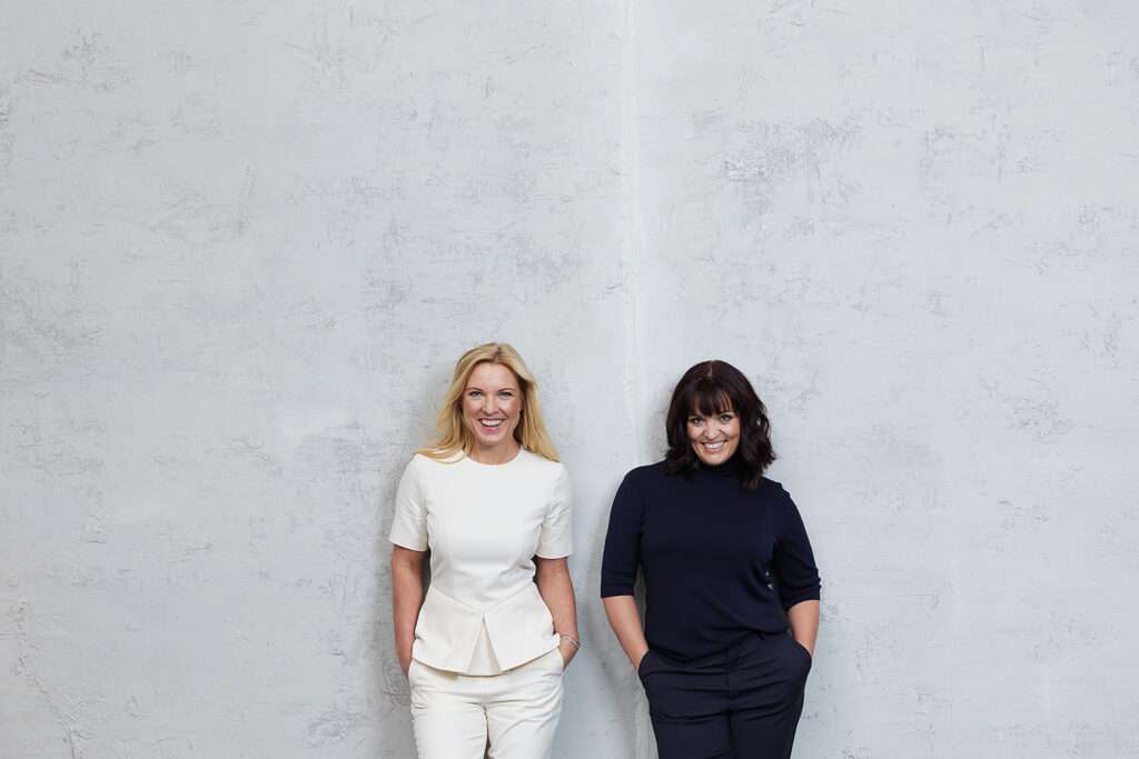 CK Workspace Gründerinnen Conny Hörl & Katja Rhunke vor Betonwand