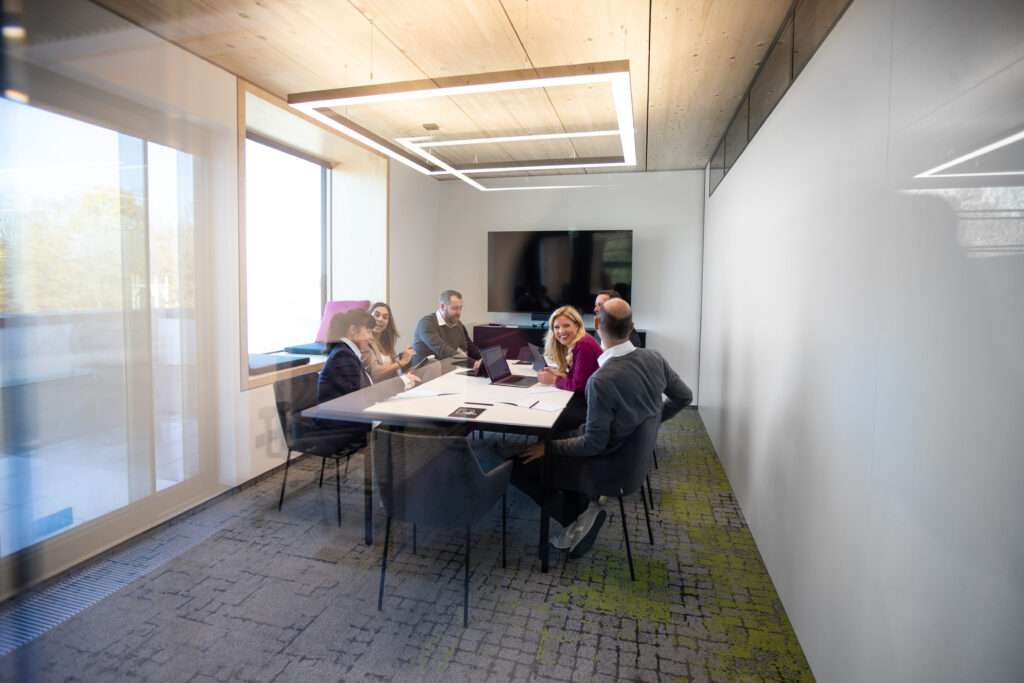 CK Workspace Büroraum mit Arbeitenden während des Meetings